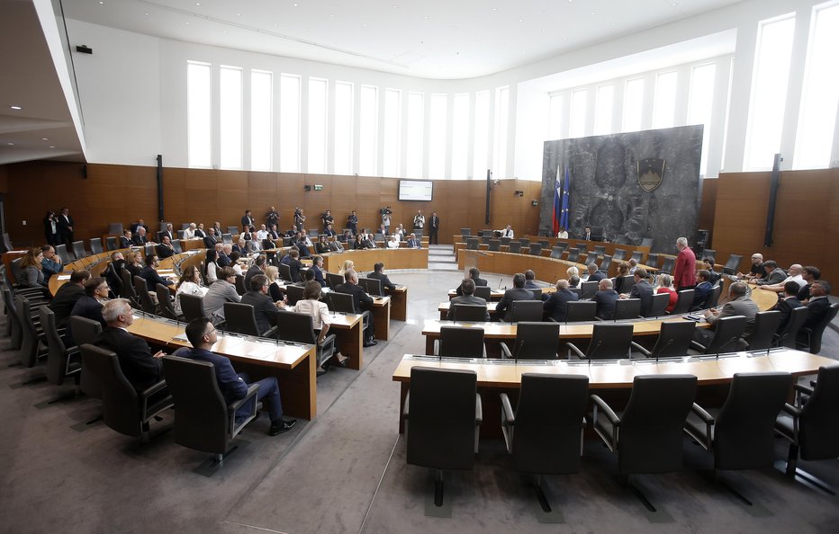 Fotografija: Vsak mesec dobijo na račun zajeten kupček denarja. FOTO: Blaž Samec/Delo