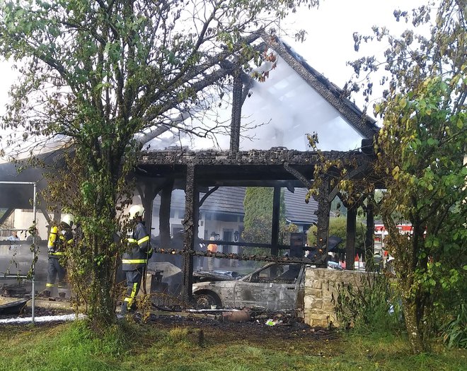 Zakaj je zagorelo, ugotavljajo policisti in kriminalisti. FOTO: PGD Semič