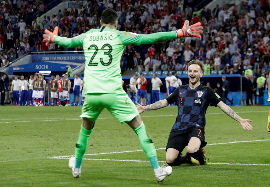 Fotografija: Hrvaški vratar Danijel Subašić in Ivan Rakitić, ki je tako kot proti Dancem tudi proti Rusom zadel odločilno enajstmetrovko. Foto: Reuters