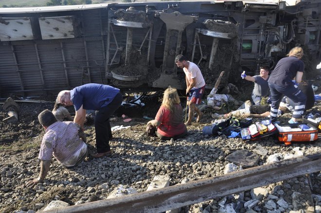 Več kot 70 ljudi je poškodovanih. FOTO: Reuters