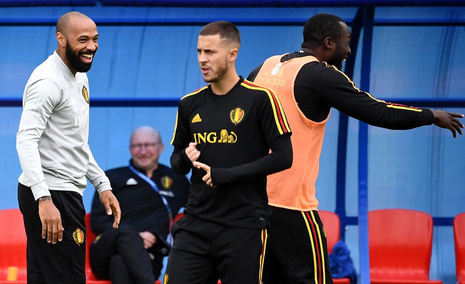 Fotografija: V belgijski reprezentanci je prešerno. Z leve pomočnik selektorja in nekdanji francoski as Thierry Henry, Eden Hazard in Romelu Lukaku. Foto: AFP