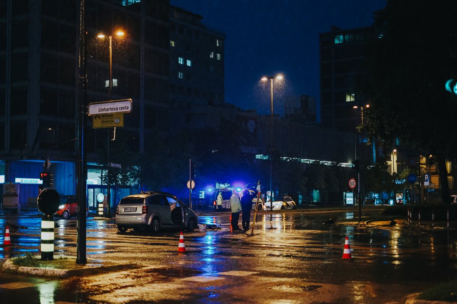 Fotografija: Nesreča v križišču Dunajske in Linhartove ceste. FOTO: bralec Žan Rekič Zupančič