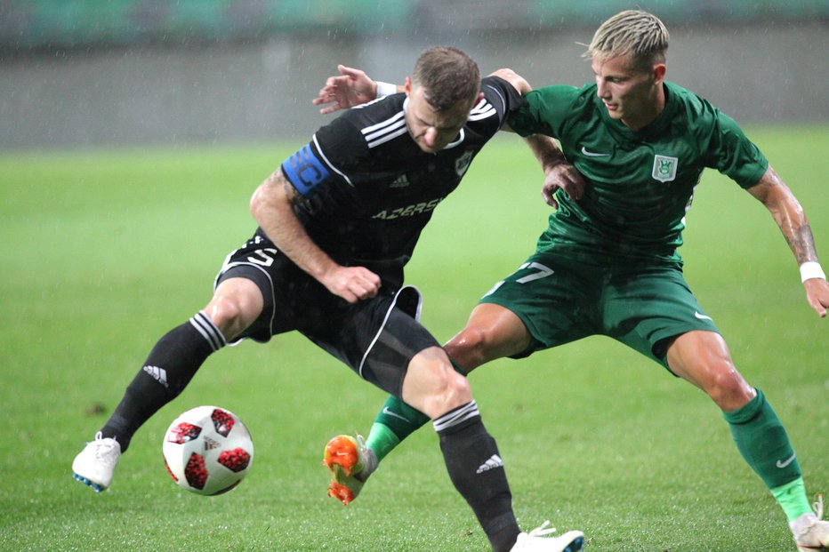 Fotografija: Stefan Savić, desno, v dvoboju s kapetanom Qarabaga Maksimom Medvedevom. Foto: Mavric Pivk