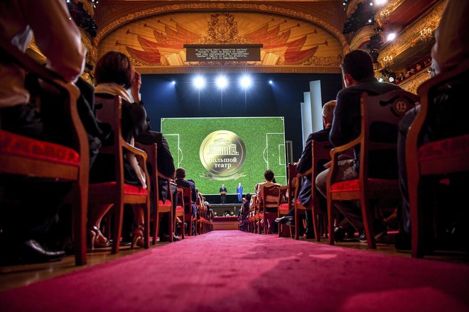 Putin in Infantino sta bila v soboto zvečer skupaj tudi na gala koncertu ob zaključku mundiala v slovitem Bolšoj teatru. Foto: AP