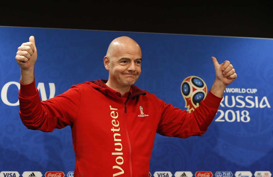 Fotografija: Infantino je na zaključno novinarsko konferenco prišel v jopici prostovoljcev. Foto: Reuters