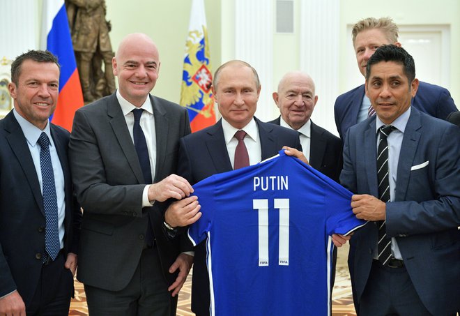 Z leve: nekdanji nemški as Lothar Matthäus, Gianni Infantino, Vladimir Putin, podpredsednik ruske nogometne zveze Nikita Simonjan, nekdanji danski vratar Peter Schmeichel in nekdanji mehiški nogometaš Jorge Campos Navarrete Foto: AP