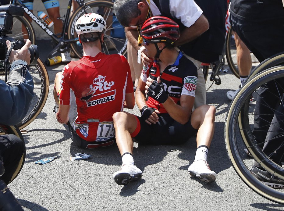 Fotografija: Richie Porte (desno) jo je v padcu skupil z zlomljeno ključnico. FOTO: Ap