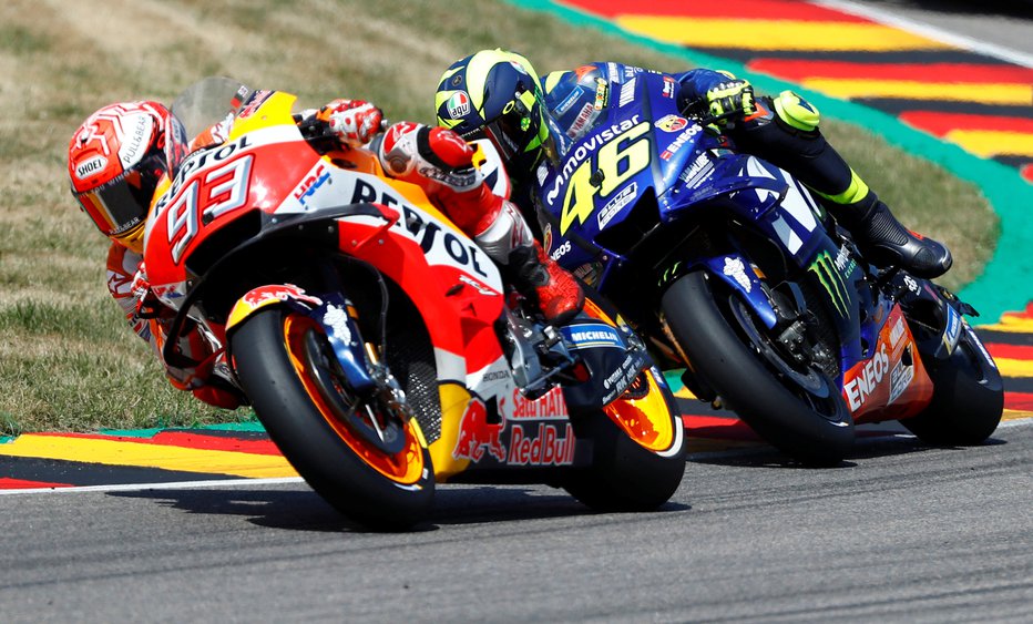 Fotografija: Marc Marquez (levo) je včeraj na Sachsenringu zmagal pred Valentinom Rossijem. FOTO: Reuters