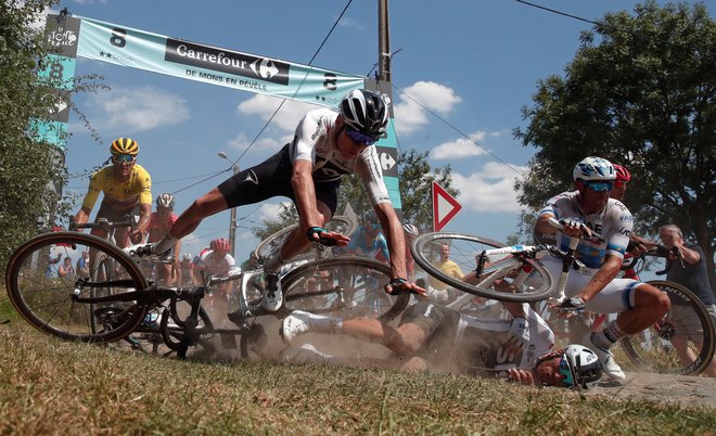 Tudi Chris Froome se je v deveti etapi znašel na tleh. FOTO: Reuters