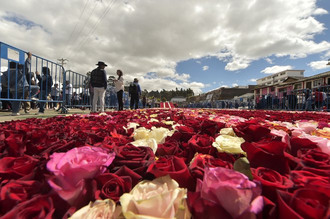 Na pomoč so priskočili tudi domačini. FOTO: Afp