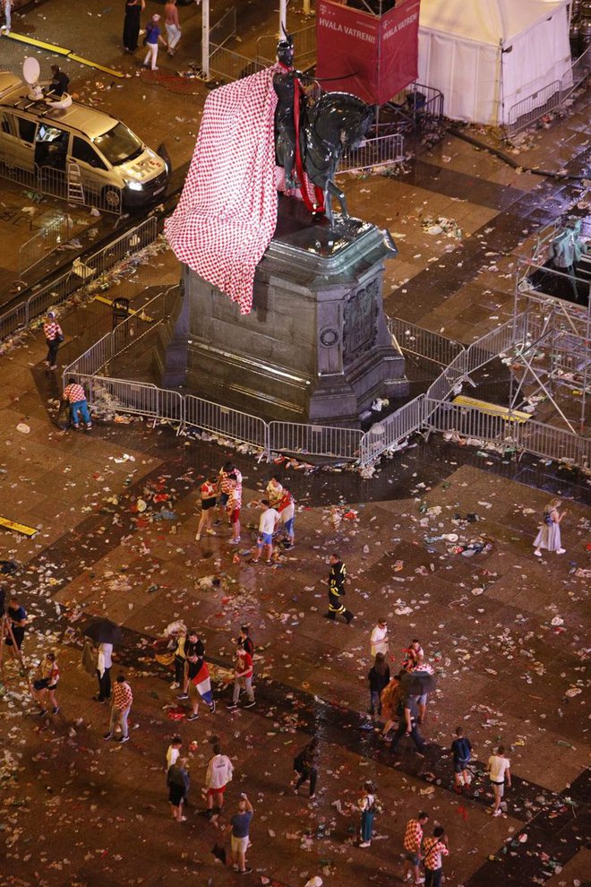 Na koncu so ostali le kupi smeti. FOTO: Cropix