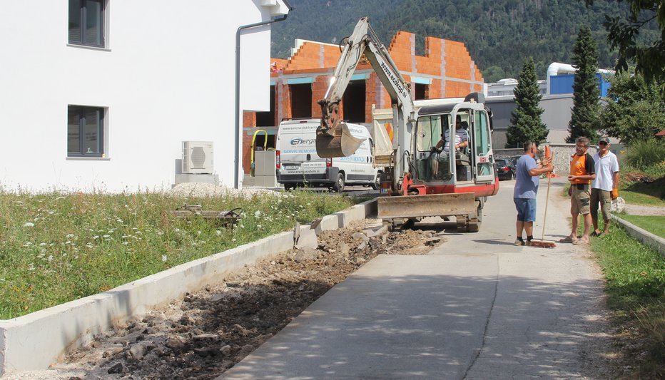 Fotografija: Cestišče naj bi v kratkem popolnoma sanirali.