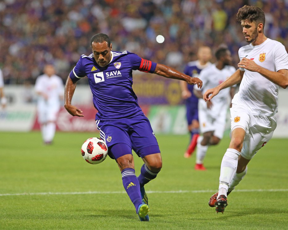 Fotografija: Marcos Tavares, najboljši strelec v zgodovini mariborskega kluba, je z lepim golom za končnih 2:0 proti Partizaniju zablestel že na premieri sezone v Ljudskem vrtu. FOTO: Tadej Regent, Delo