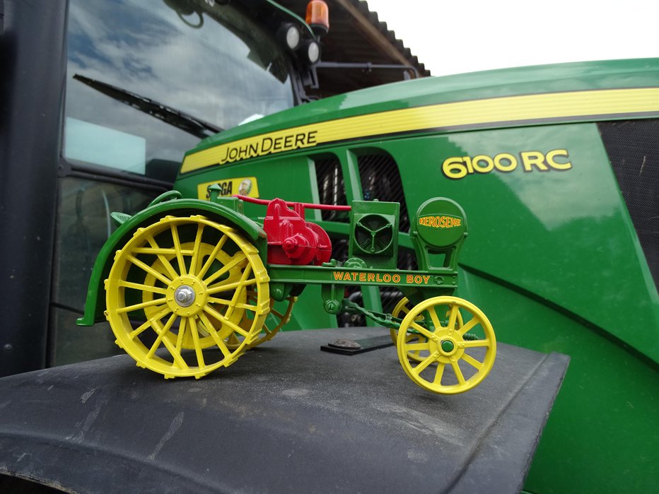 Fotografija: Miniatura waterloo boya, prvega traktorja John Deere, je zelo iskana med zbiratelji traktorskih modelov. FOTO: Tomaž Poje