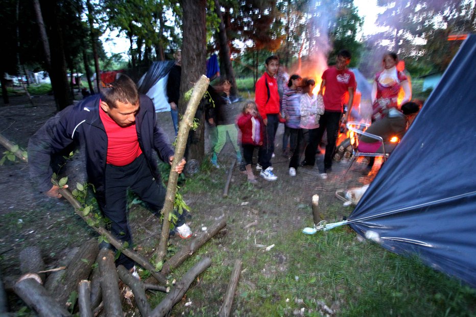 Fotografija: V Rojah je že večkrat bil kratki stik med Strojanovimi in policisti. FOTO: DEJAN JAVORNIK