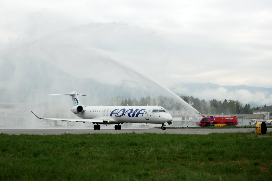 Fotografija: Adria Airway je majhno podjetje za prevoz potnikov. Odkar je Slovenija stopila v EU in se odprla tržišču, je pravi čudež, da lahko v družbi velikanov Lufthansa, Air France/KLM sploh preživi. FOTO: Uroš Hočevar, Delo