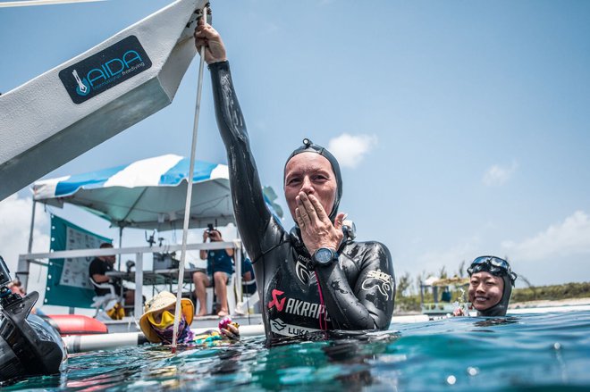 Alenka Artnik na svojem zadnjem potopu v modro globino. FOTO: Alex