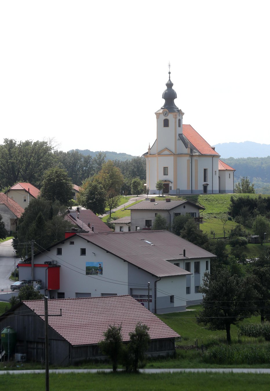 Fotografija: Kostrivnica s cerkvico na gričku Foto: Dejan Javornik