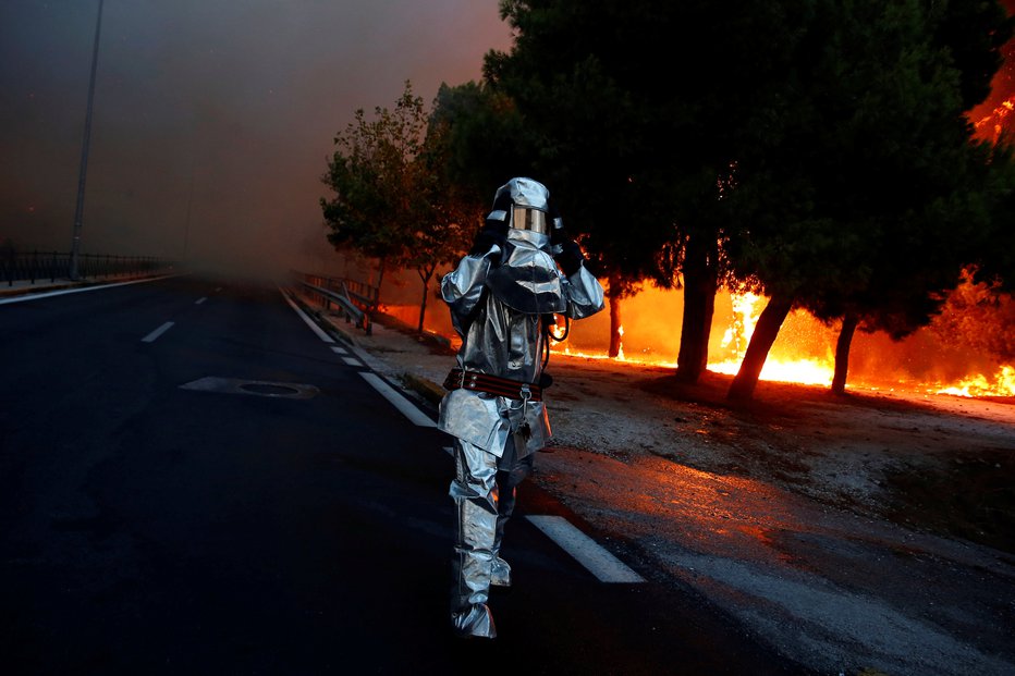 Fotografija: A firefighter wears a flame resistant uniform as wildfire burns in the town of Rafina, near Athens, Greece, July 23, 2018. REUTERS/Costas Baltas