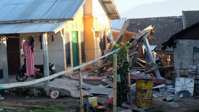 Umrlo je najmanj deset ljudi. FOTO: Reuters