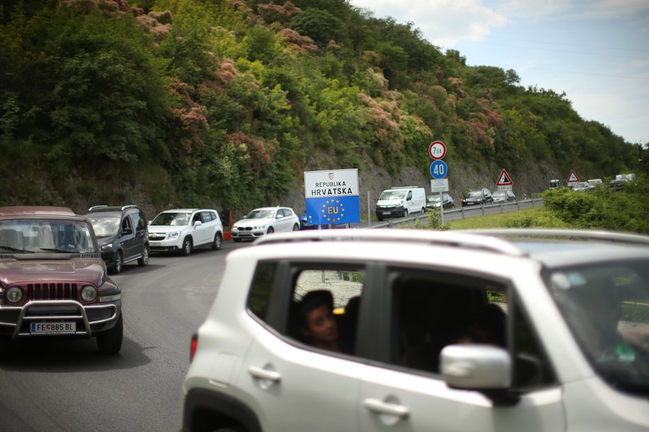 Fotografija: Na višku poletne sezone je na cestah po Sloveniji tudi ob ponedeljkih povečan promet.