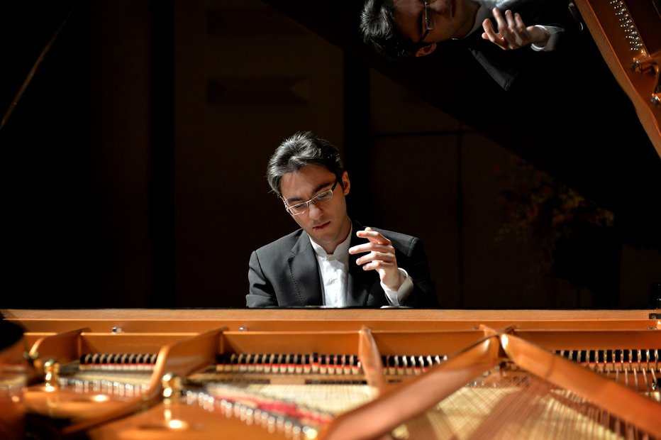 Fotografija: Pianist Aleksander Gadžijev je z orkestrom debitiral že pri devetih letih. FOTO: Internet