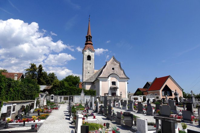 Podbreška cerkev s pokopališčem Fotografije: Primož Hieng