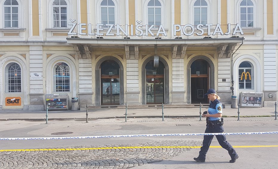 Fotografija: Policisti zaprli železniško postajo, Ljubljana, 3.8.2018. Foto: Marko Feist 