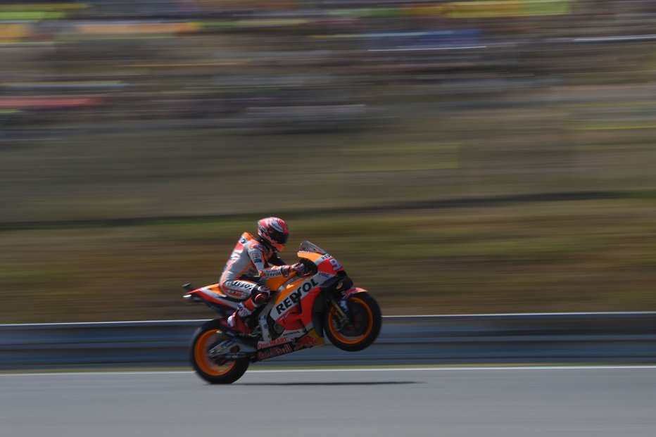 Fotografija: Marc Marquez je včeraj v Brnu spet krotil Hondinega divjega jeklenega konjička. FOTO: AFP