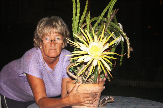 Marinka Turnšek z veličastno kaktejo. Foto: R. T.