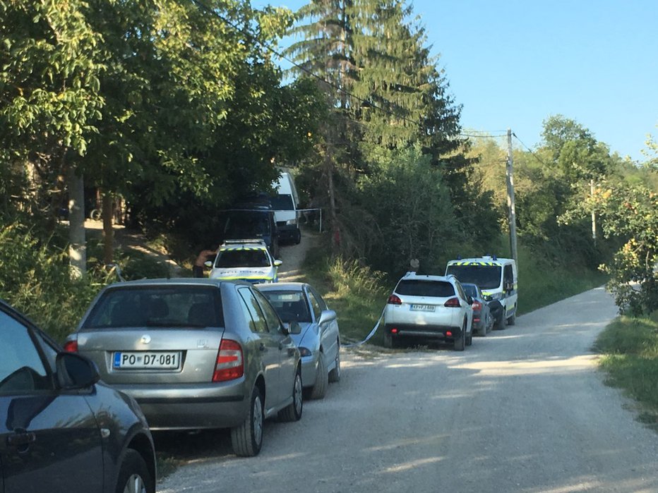 Fotografija: Policija v vasi Krkavče, kjer se je zgodil umor. FOTO: Jaroslav Jankovič