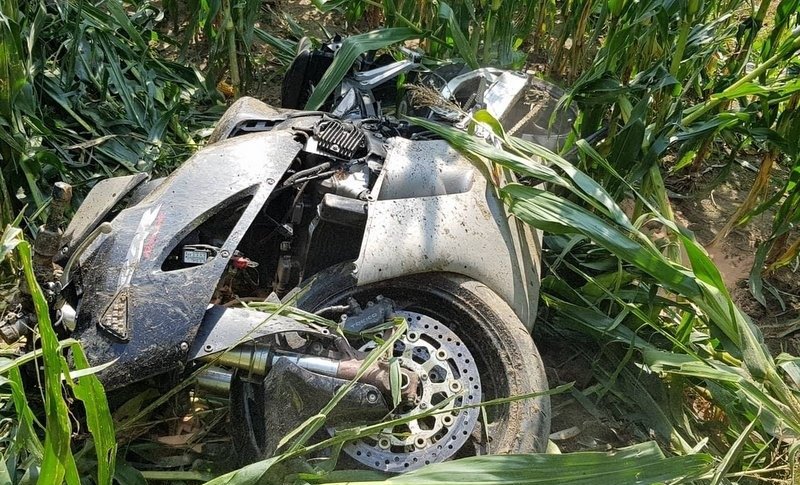 Fotografija: Po trku je motor in motorista odbilo na koruzno polje. FOTO: Oste Bakal