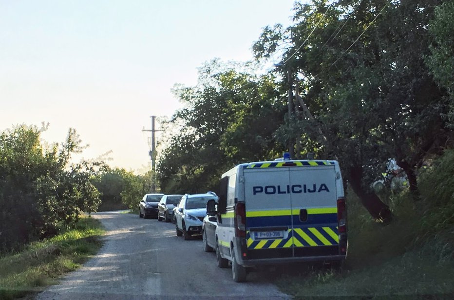 Fotografija: Zatulile so sirene in na dvorišče Grbčevih so prihiteli policisti in reševalci, žal je bilo za 83-letnega Angela prepozno. FOTO: Jaroslav Jankovič