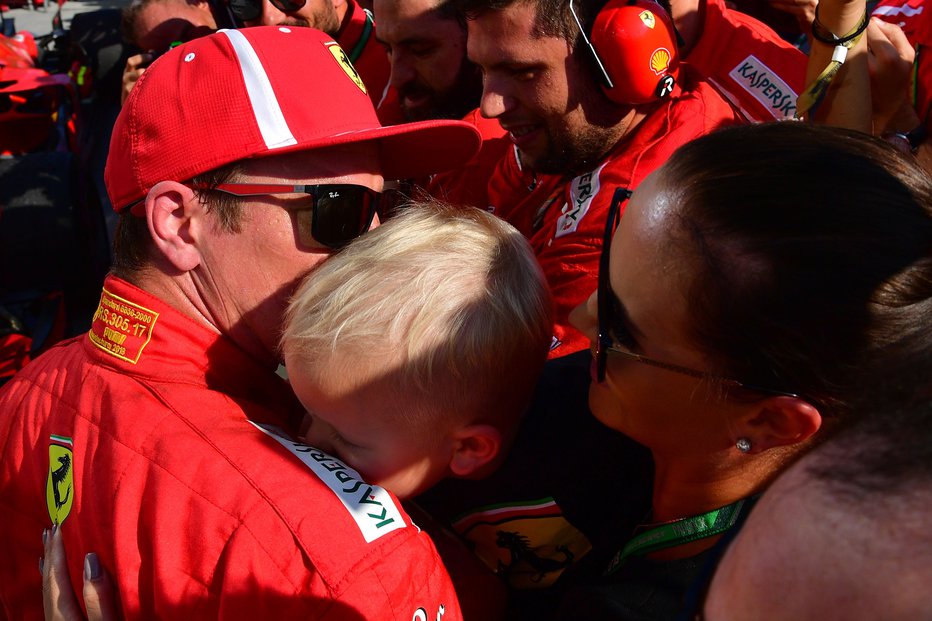 Fotografija: Finski zvezdnik Kimi Räikkönen s sinom Robinom in ženo Minttu FOTO: AFP