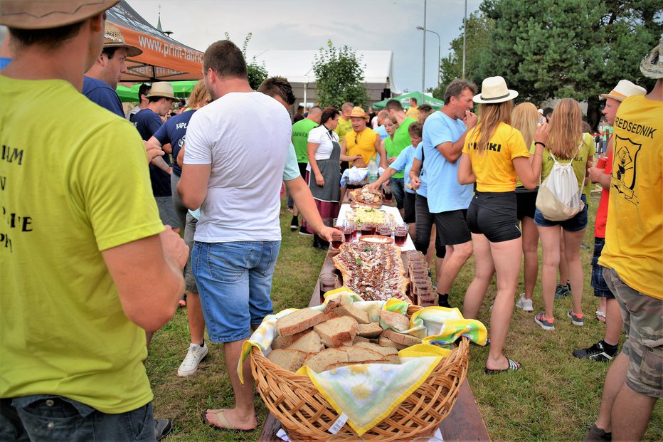 Fotografija: Kmečka malica po tekmovanju. FOTO: Darko Naraglav