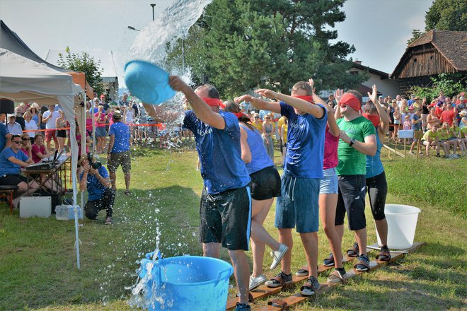 Tekmovanje v prenašanju vode je bilo mokro in zabavno. FOTO: Darko Naraglav