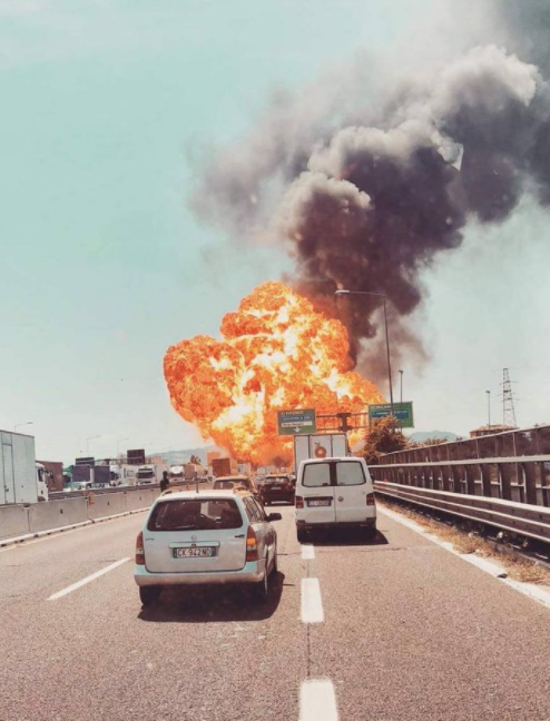 Fotografija: Eksplozija se je zgodila na italijanski avtocesti. FOTO: Twitter