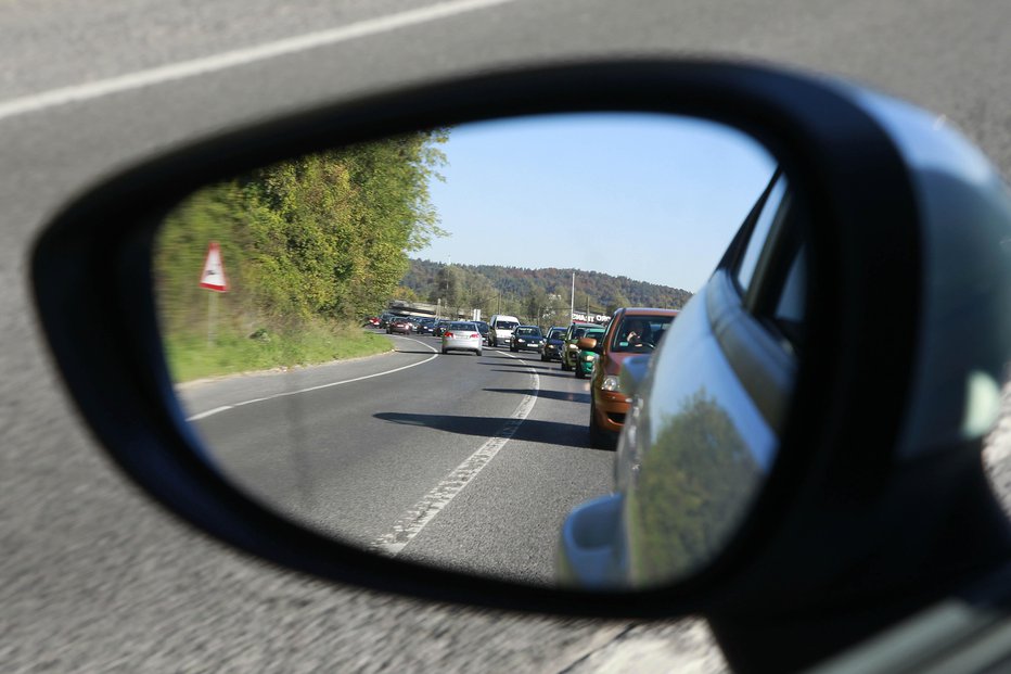 Fotografija: Zastoji so v poletnem času pogosti na slovenskih avtocestah. FOTO: Leon Vidic, Delo