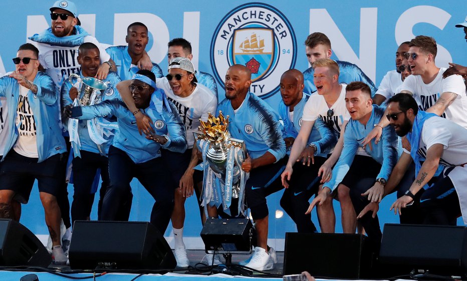 Fotografija: Nogometaši Manchester Cityja so se takole ob koncu prejšnje sezone veselili osvojitve naslova angleških prvakov. FOTO: Reuters