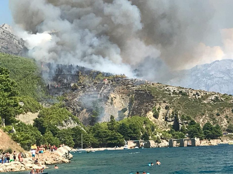 Fotografija: Požar je viden tudi s plaže. FOTO: Facebook