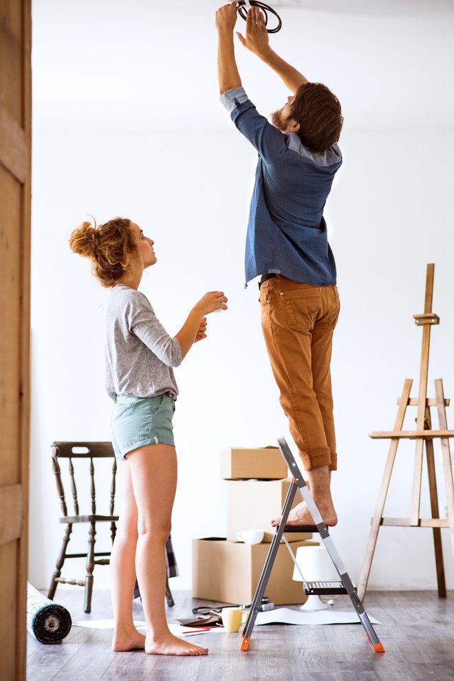 Lestev je nepogrešljiva za hišna višinska dela. FOTO: Halfpoint Getty Images/istockphoto