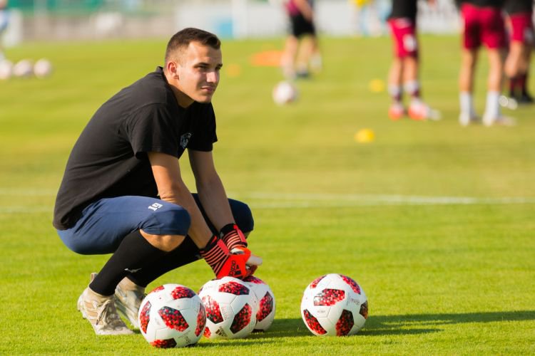 Fotografija: Osemnajstletni vratar Triglava Jalen Arko iz tekme v tekmo kaže razkošen talent. Foto: nktriglav.si