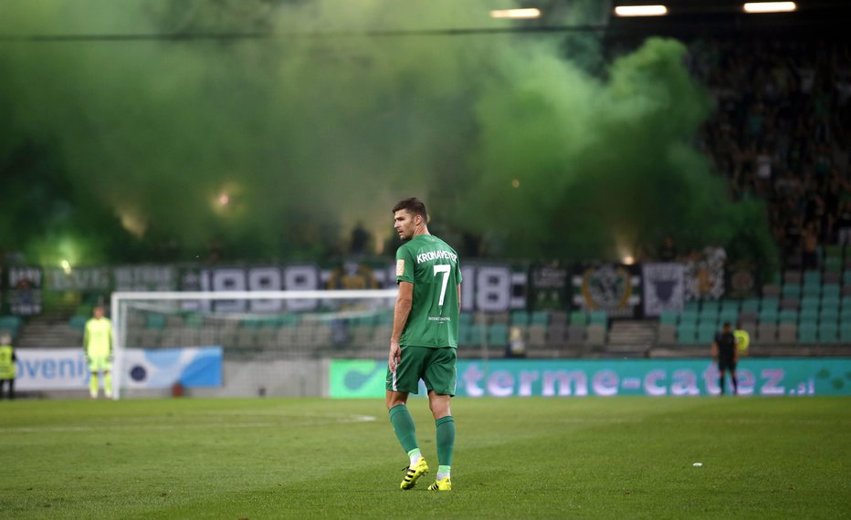 Fotografija: Derbi v Stožicah je bil tudi v znamenju pirotehnike. FOTO: Roman Šipić, Delo