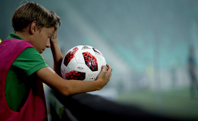 V nedeljo je bil razočaran tudi pobiralec žog v Stožicah. Kako bo jutri? Foto: Roman Šipić