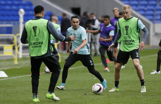 Abdelhak Nouri (v sredini) je veljal za čudežnega dečka nogometa. FOTO: Reuters