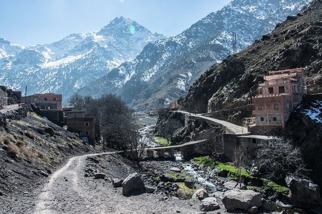 Med osvajanjem gore Toubkal spoznate še berbersko kulturo.