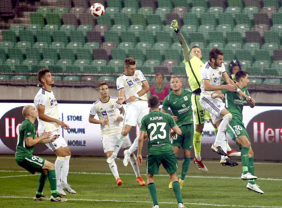 Fotografija: Vratar Olimpije Aljaž Ivačič je imel polne roke dela v derbiju z Mariborom, proti Spartaku naj bi bilo drugače. Foto: Roman Šipić