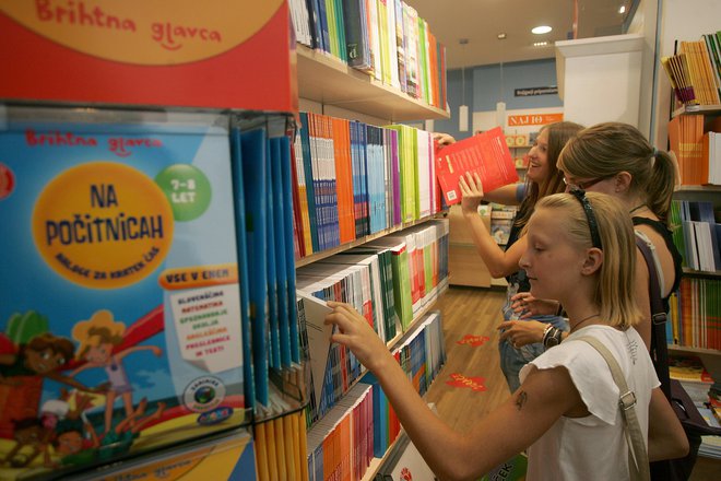 Založba Rokus Klett: V tujini šole priskrbijo dodatne elektronske naprave za tiste učence, ki svojih naprav nimajo.« FOTO: Mavric Pivk, Delo