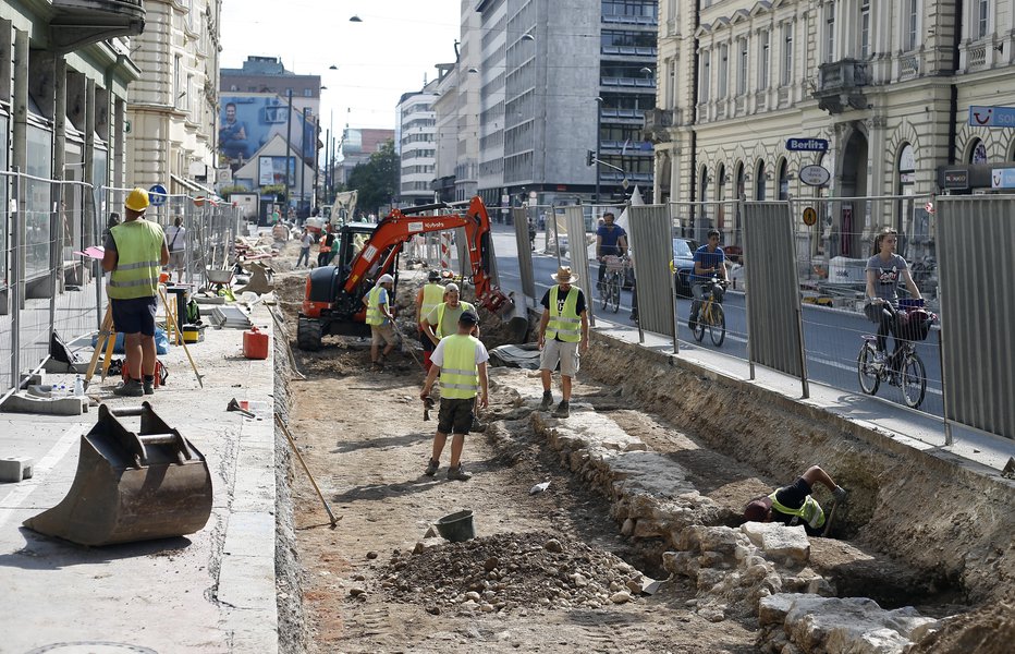 Fotografija: Slovenska cesta v Ljubljani je bila videti tako. FOTO: Blaž Samec, Delo