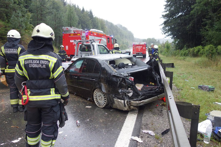 Fotografija: Nesreča na dolenjski avtocesti. FOTO: PGD Grosuplje